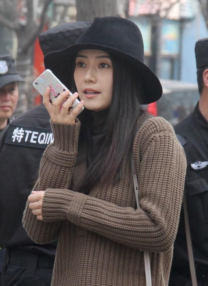高圆圆低调现身引围观 表情娇羞疑似怀孕图片