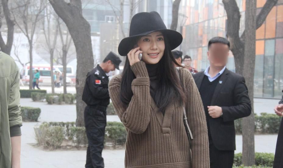 高圆圆低调现身引围观 表情娇羞疑似怀孕图片