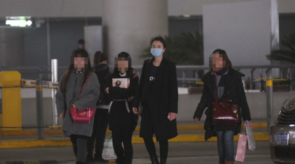 高圆圆低调现身引围观 表情娇羞疑似怀孕图片