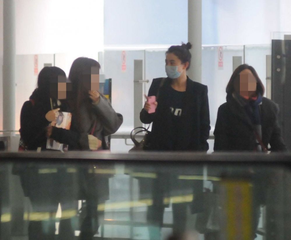 高圆圆口罩遮面现身机场 见粉丝显亲切图片
