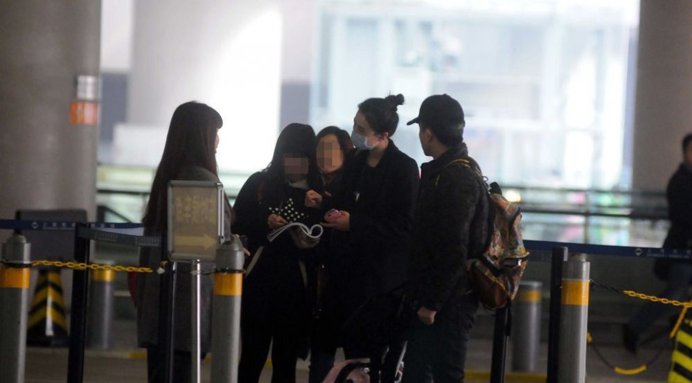 高圆圆口罩遮面现身机场 见粉丝显亲切图片