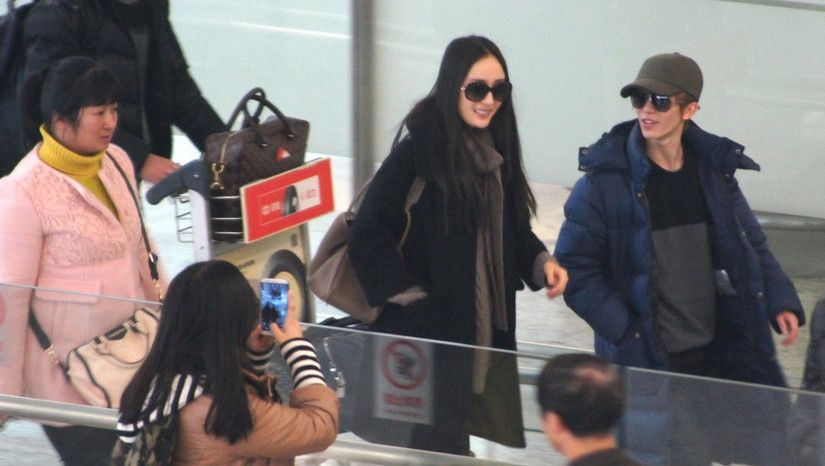 杨幂郭敬明机场热聊 郭敬明图片集合图片