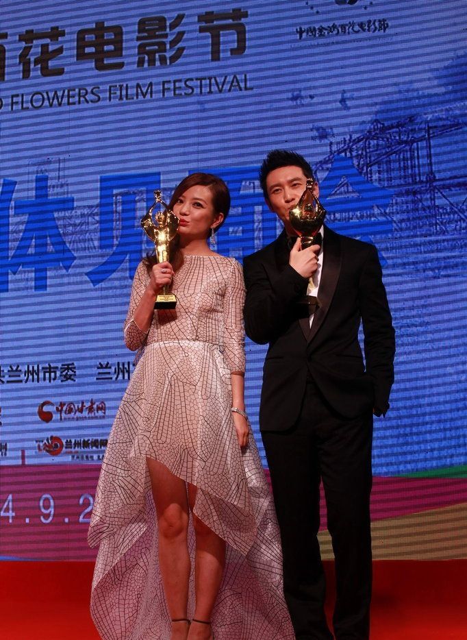 宋慧乔黄晓明搞怪自拍 太平轮首映会现场图片