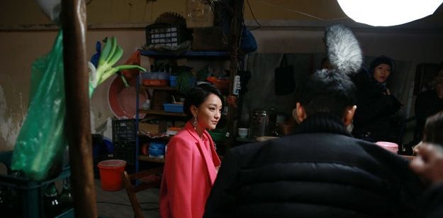 黄晓明生获赠蛋糕 片场调侃周迅胸大图片