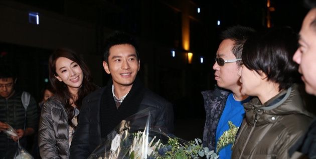 黄晓明生获赠蛋糕 片场调侃周迅胸大图片
