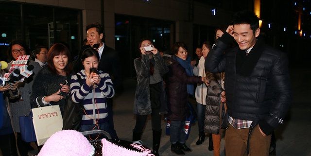 黄晓明生获赠蛋糕 片场调侃周迅胸大图片