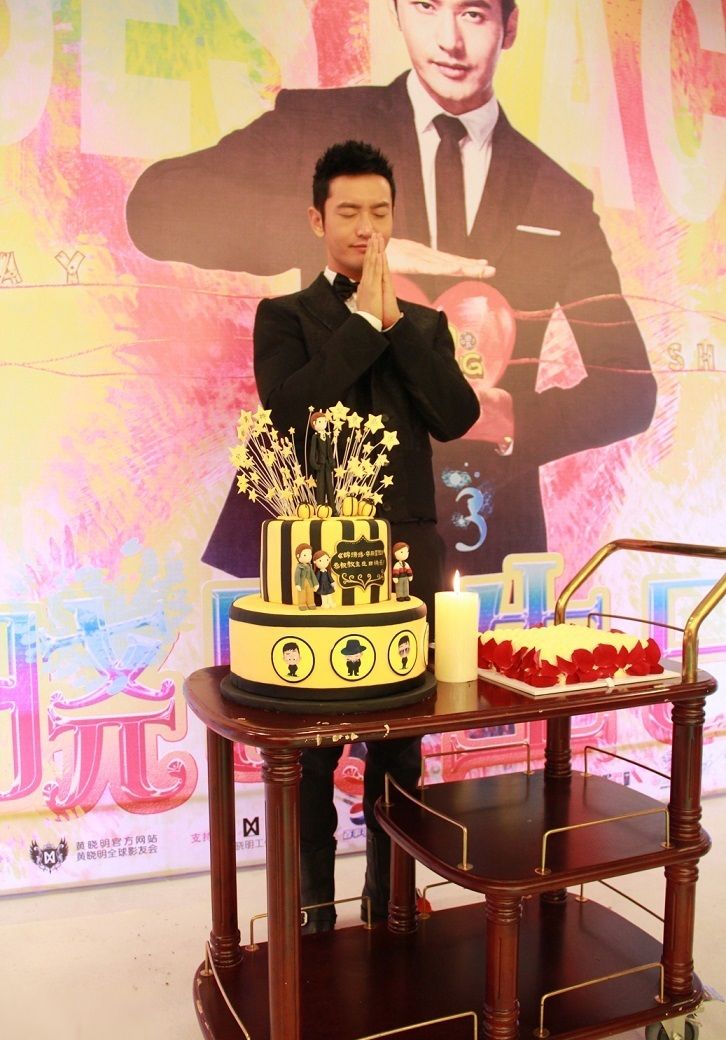 黄晓明生获赠蛋糕 片场调侃周迅胸大图片