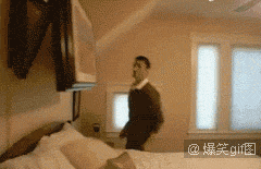 邪恶搞笑gif：没精神了？给你提提神！图片