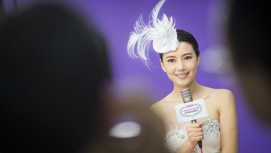 高圆圆红裙娇俏亮相 大谈怀孕传闻图片