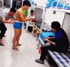 邪恶搞笑gif：没精神了？给你提提神！图片
