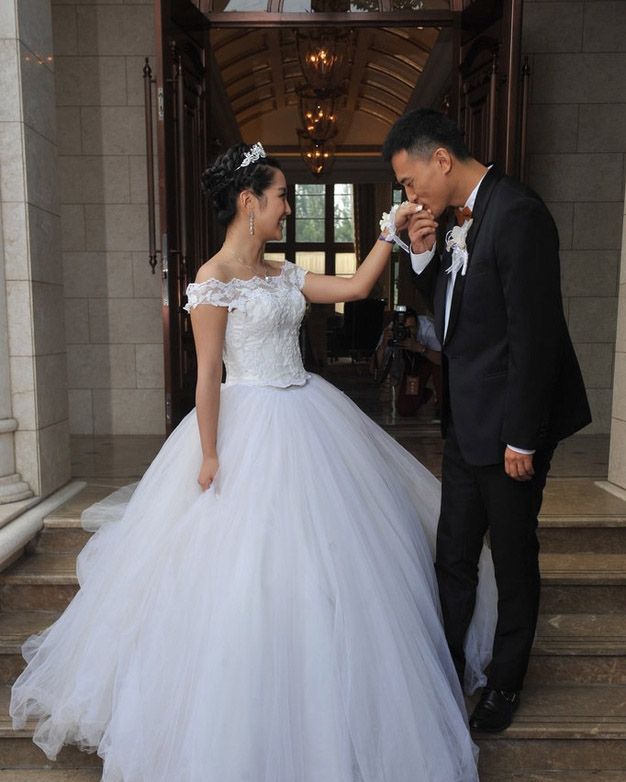 何洁大婚穿华丽婚纱现身 获赫子铭甜蜜献吻图片