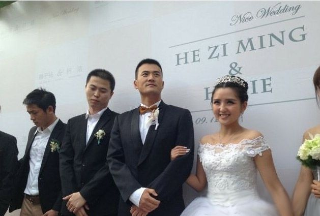 何洁大婚穿华丽婚纱现身 获赫子铭甜蜜献吻图片