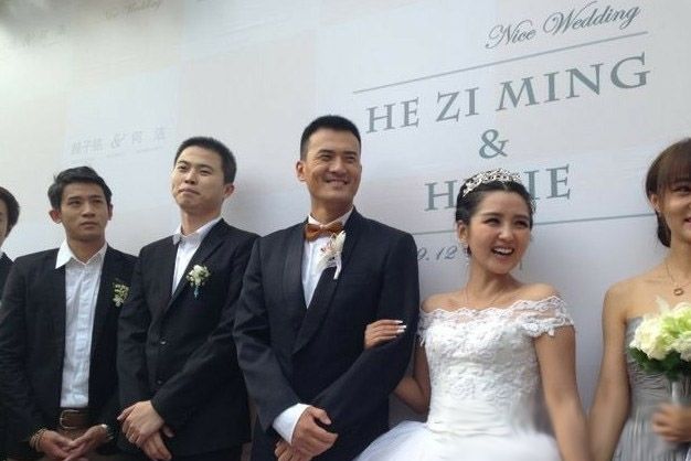 何洁大婚穿华丽婚纱现身 获赫子铭甜蜜献吻图片