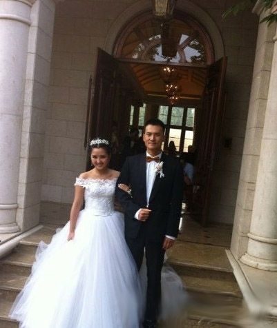 何洁大婚穿华丽婚纱现身 获赫子铭甜蜜献吻图片