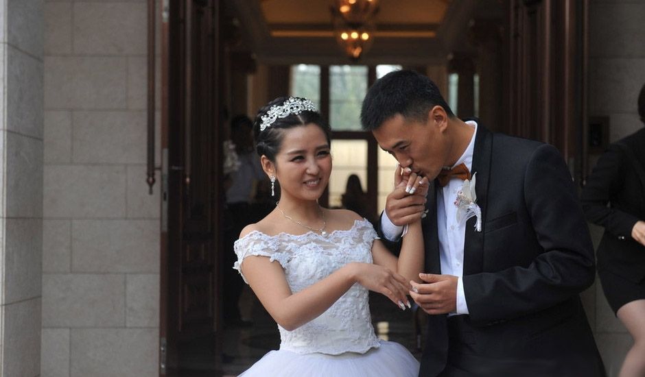 何洁大婚穿华丽婚纱现身 获赫子铭甜蜜献吻图片