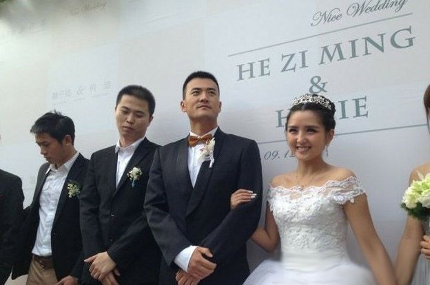 何洁大婚穿华丽婚纱现身 获赫子铭甜蜜献吻图片
