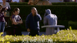 邪恶搞笑gif：没精神了？给你提提神！图片