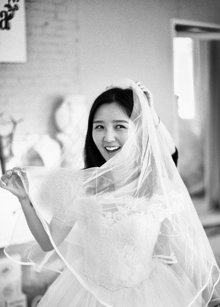 何洁甜蜜试婚纱 赫子铭亲系背后拉链秀恩爱图片