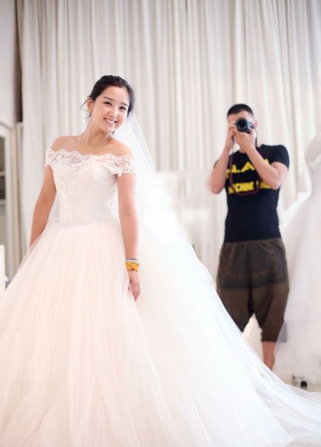 何洁甜蜜试婚纱 赫子铭亲系背后拉链秀恩爱图片