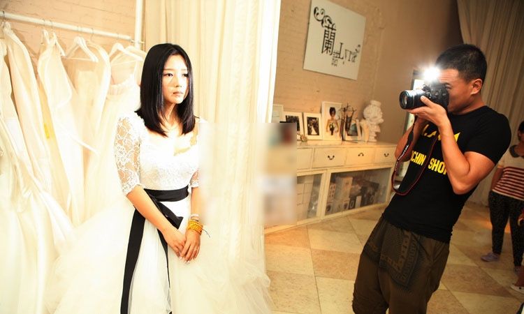 何洁甜蜜试婚纱 赫子铭亲系背后拉链秀恩爱图片