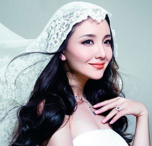 Angelababy图片-婚事逼近登上《时尚新娘COSMOBride》12月刊封面图片