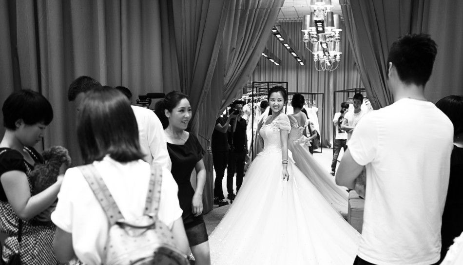 何洁赫子铭婚纱照曝光 甜蜜互动显恩爱图片