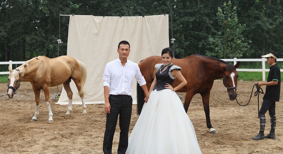 何洁赫子铭婚礼将近 婚纱拍摄选马场图片