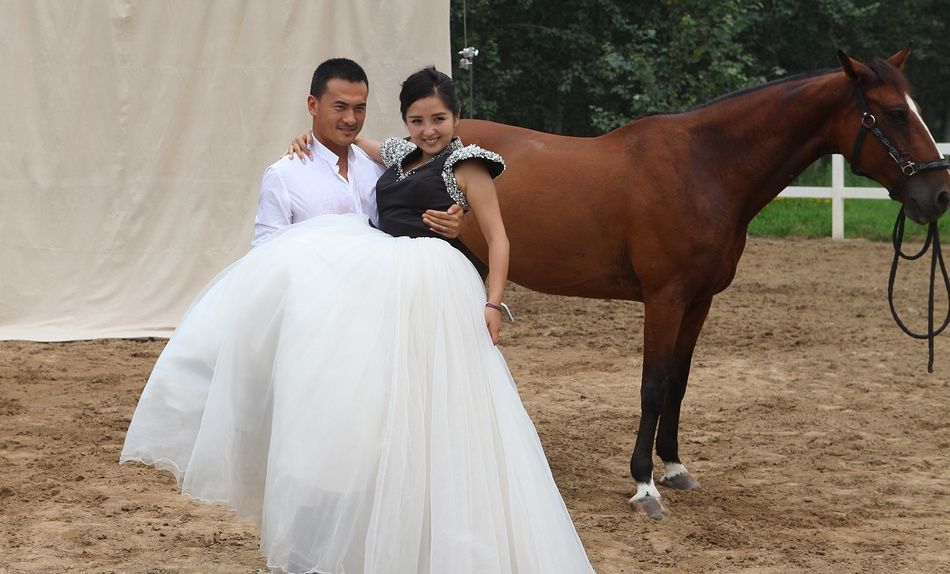 何洁赫子铭婚礼将近 婚纱拍摄选马场图片