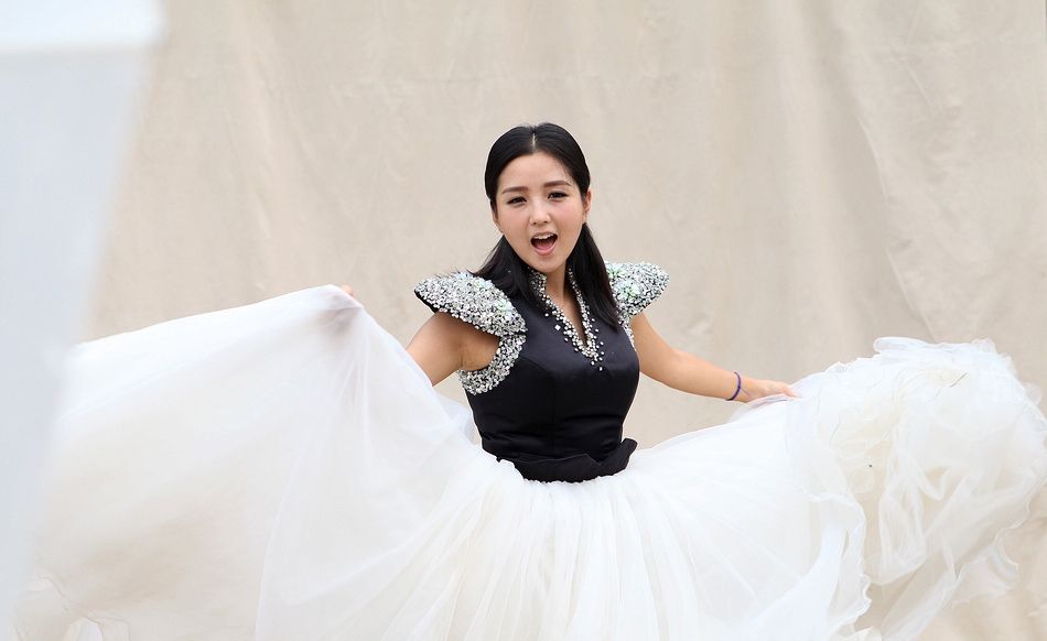 何洁赫子铭婚礼将近 婚纱拍摄选马场图片