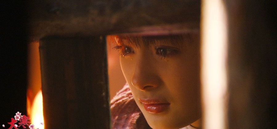 杨幂宣传小时代不慎掉鞋 郭敬明变护花小矮人（2）图片