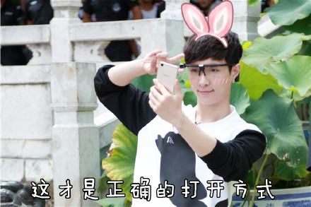 张艺兴白色衬衫优雅绅士写真图片图片