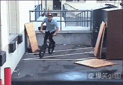 邪恶搞笑gif：没精神了？给你提提神！图片