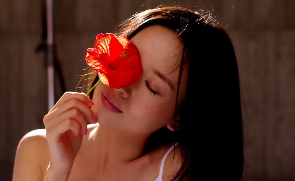 董洁时尚大片 简单随性显女人味图片