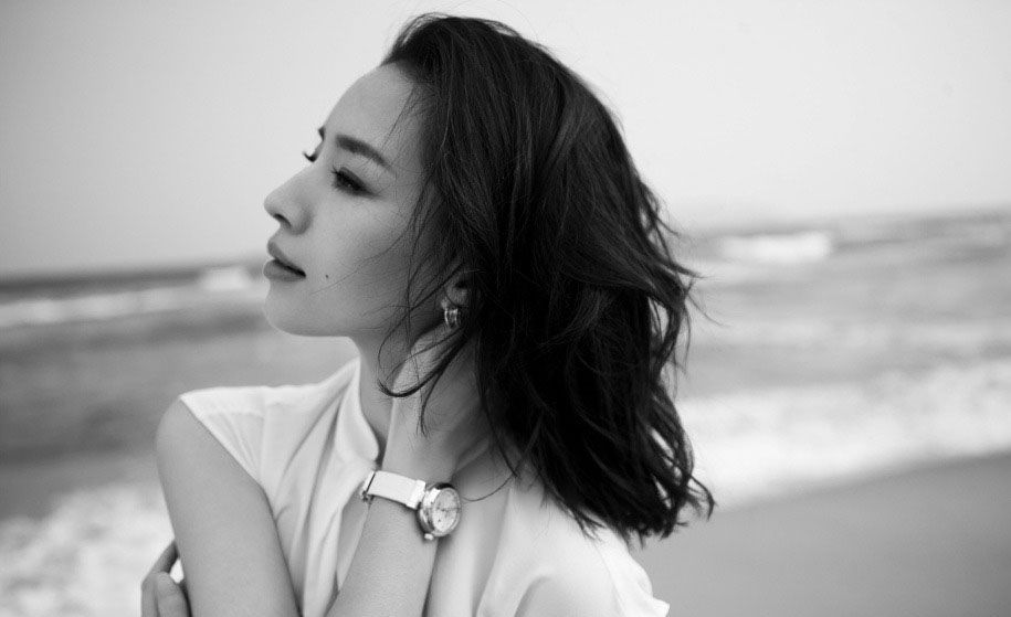 董洁时尚大片 简单随性显女人味图片