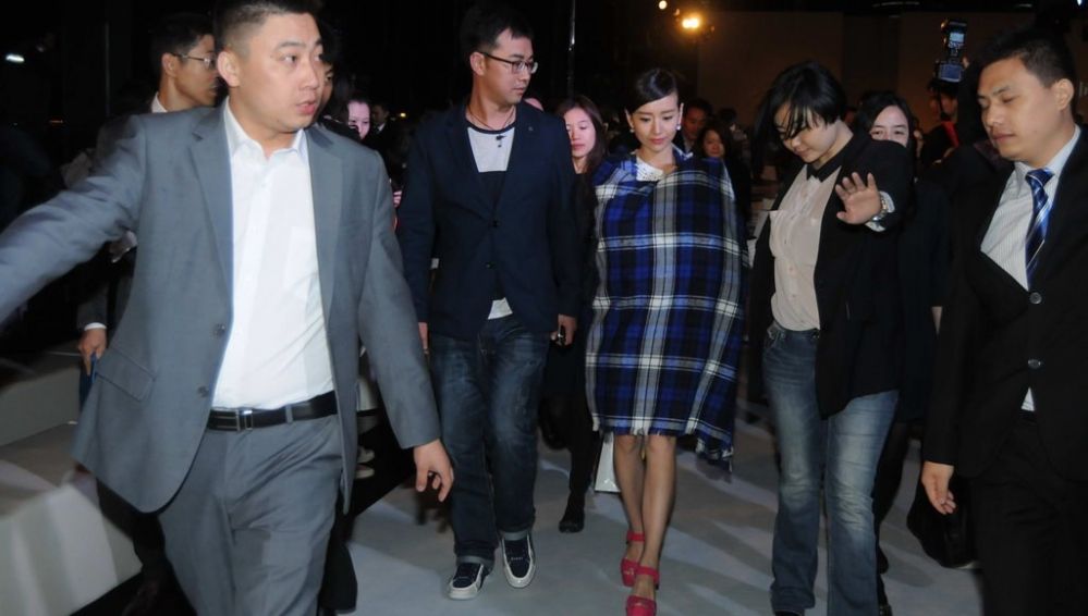 董洁清新白裙亮相 布裹全身称仍相信爱情图片
