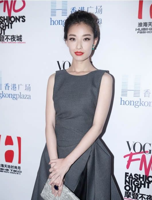 倪妮登瑞丽杂志封面 大秀性感长腿引人冲动图片