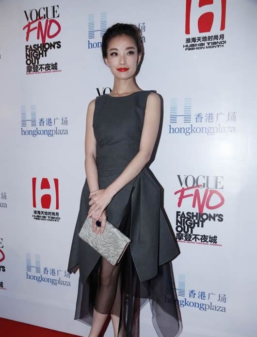倪妮登瑞丽杂志封面 大秀性感长腿引人冲动图片