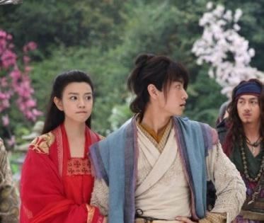时尚新娘极品美女对着镜头大胆自拍照喷血诱惑艺术写真图片(二)图片