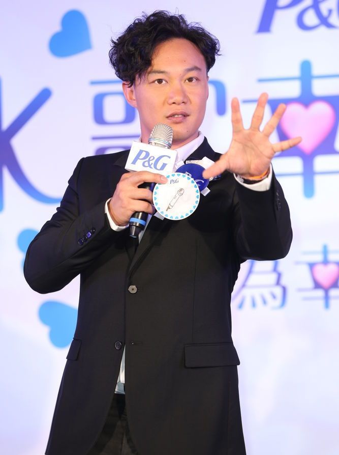 大陆台湾男明显陈奕迅亮相《东成西就2011》北京首映礼图片图片