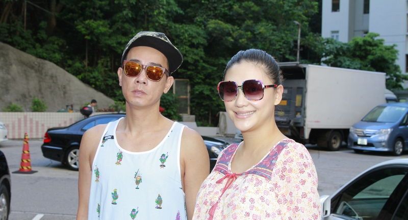 陈妍希露背超短裙性感亮相 被评唱功差心情低落图片