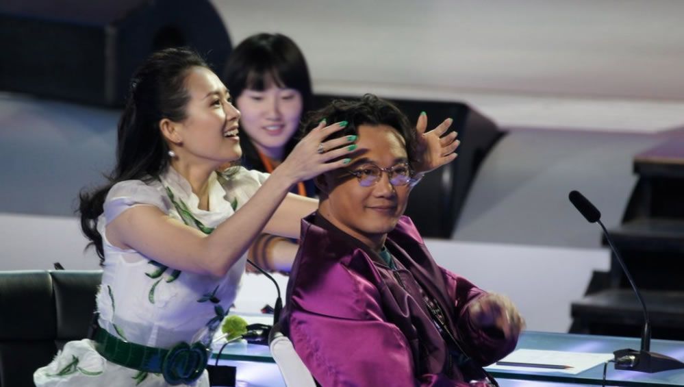 影后章子怡潮范十足现身机场 引粉丝机场围观图片