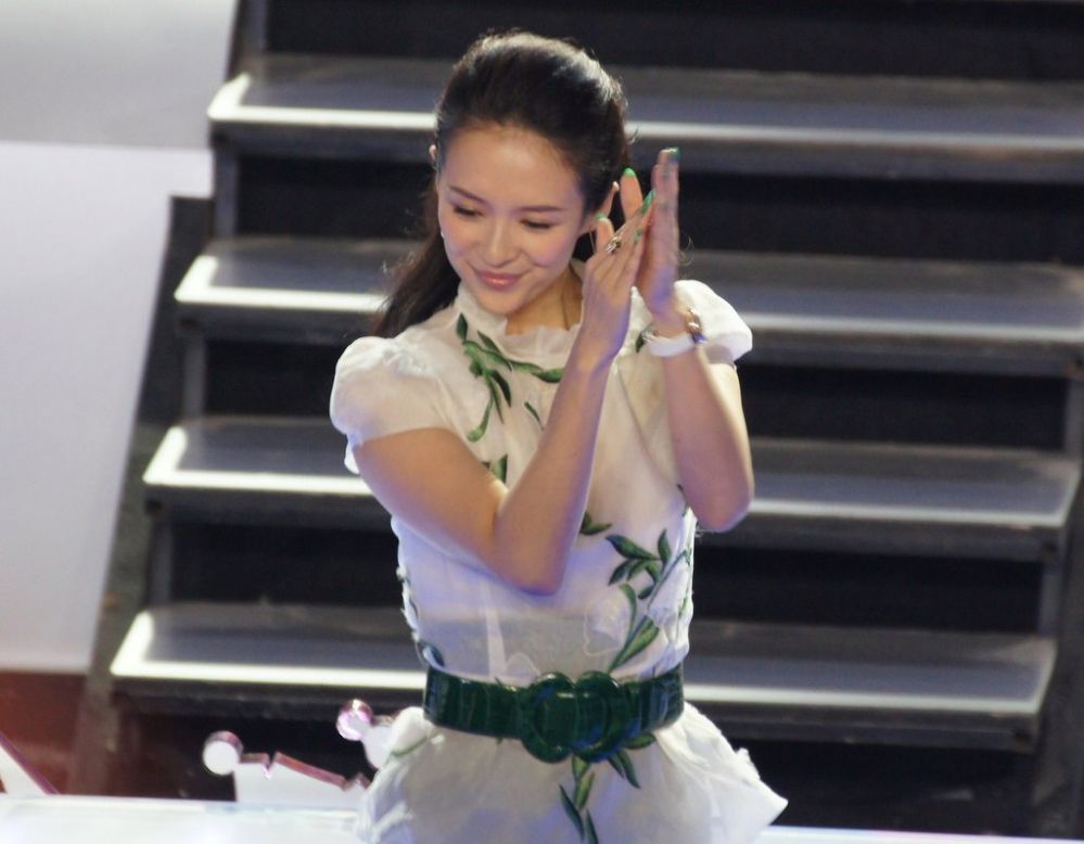 章子怡微笑亲吻海豚 天后尽展邻家女孩范图片