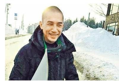 章子怡微笑亲吻海豚 天后尽展邻家女孩范图片