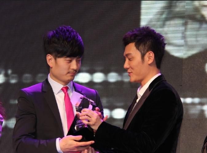 冯绍峰杨幂出席艺术权力榜2011年度颁奖典礼图片
