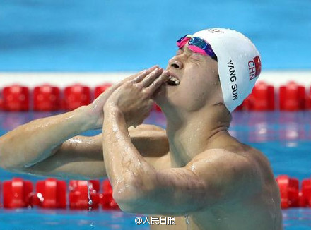 明星运动员孙杨帅气黑色西装获奖现场帅气写真图片图片