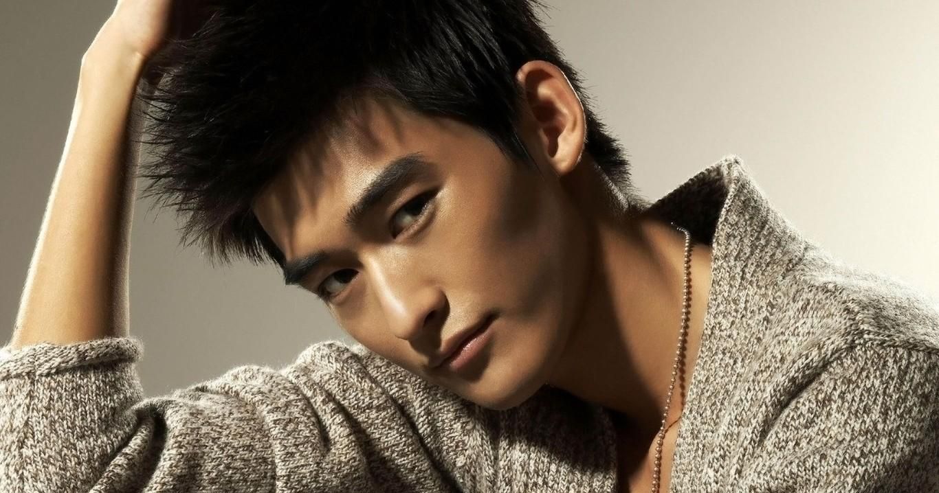 张翰曝光暖男写真 手执鲜花展笑容图片 张翰曝光暖男写真 手执鲜花展笑容图片