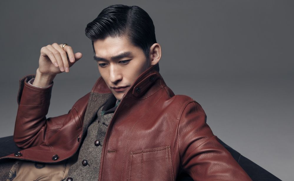 张翰曝光暖男写真 手执鲜花展笑容图片 张翰曝光暖男写真 手执鲜花展笑容图片