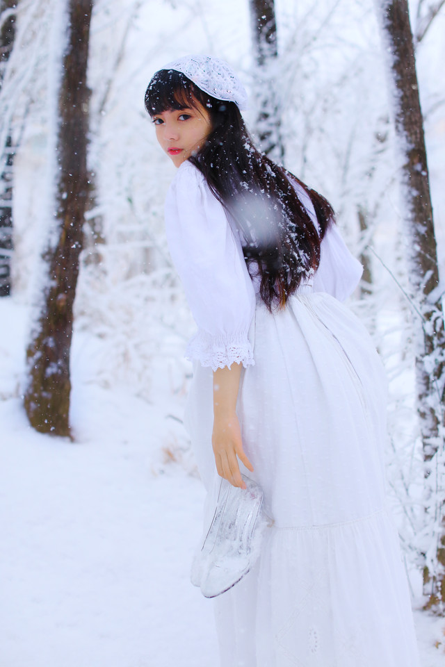 学生妹穿着天蓝色连衣裙的清纯麻花辫美女清纯养眼唯美校园写真图片