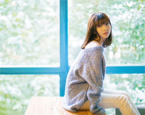 学生妹穿着天蓝色连衣裙的清纯麻花辫美女清纯养眼唯美校园写真图片