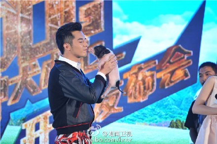 郭碧婷遭高层揽腰l揩油 合影 “媚眼”回应图片